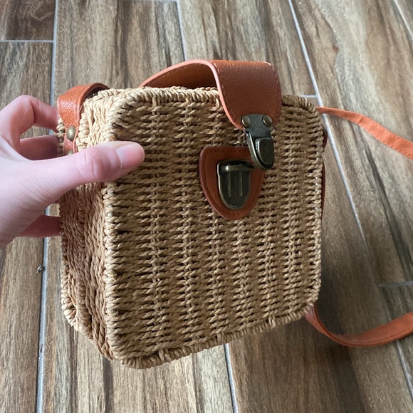 🎀Adorable Tan Woven Crossbody Bag! - Picture 8 of 10